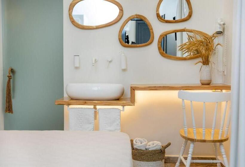 اتاق لوکس با بالکن, Naxos Petite Studios
