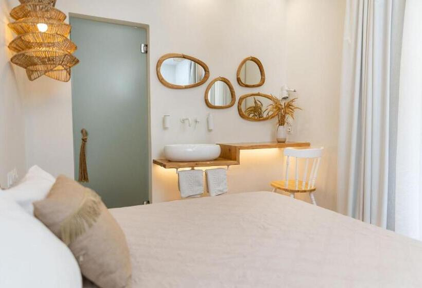 اتاق لوکس با بالکن, Naxos Petite Studios