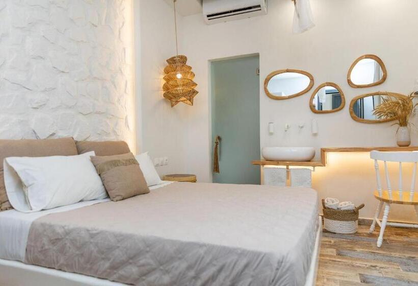 اتاق لوکس با بالکن, Naxos Petite Studios