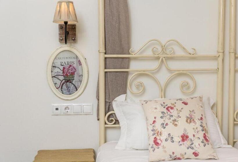 اتاق لوکس, Naxos Petite Studios