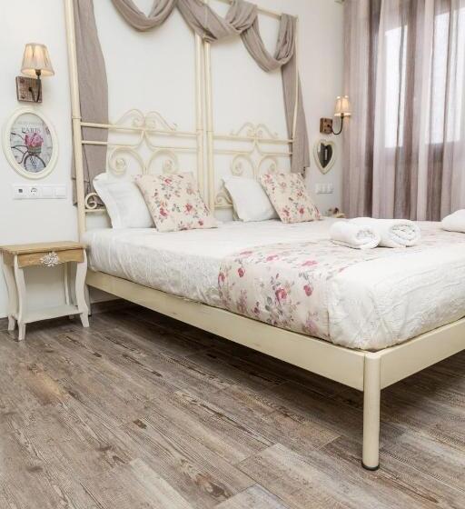 اتاق لوکس, Naxos Petite Studios