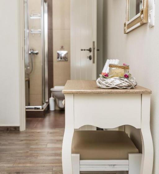 اتاق لوکس, Naxos Petite Studios