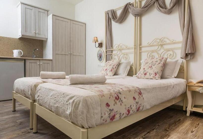 اتاق لوکس, Naxos Petite Studios