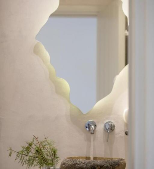 اتاق لوکس سه تخته, Naxos Petite Studios