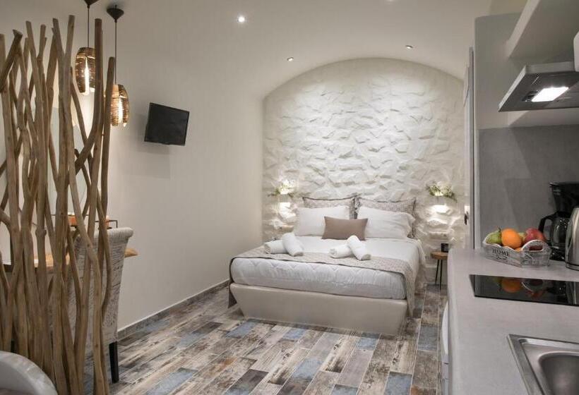 اتاق لوکس سه تخته, Naxos Petite Studios