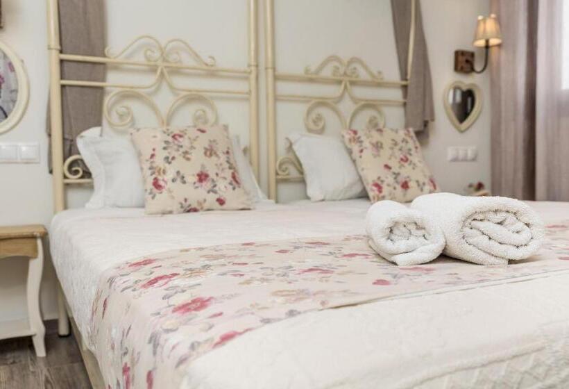 اتاق لوکس, Naxos Petite Studios