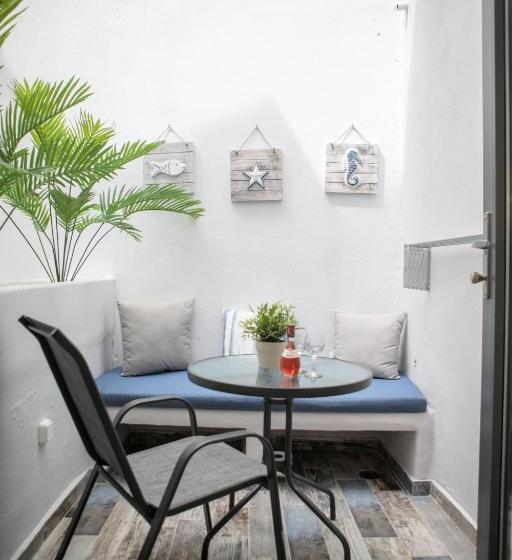 اتاق لوکس, Naxos Petite Studios
