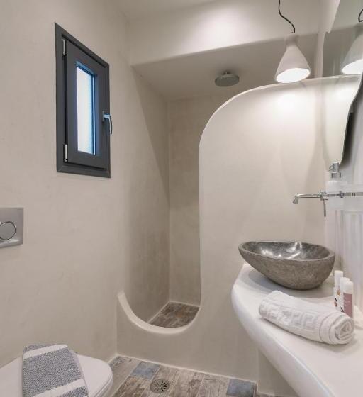 اتاق لوکس, Naxos Petite Studios