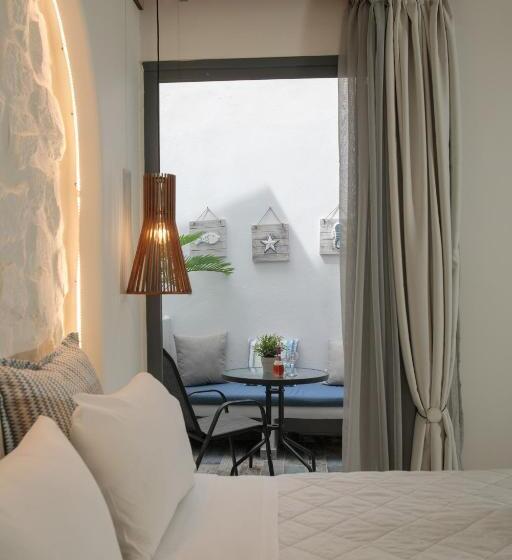 اتاق لوکس, Naxos Petite Studios