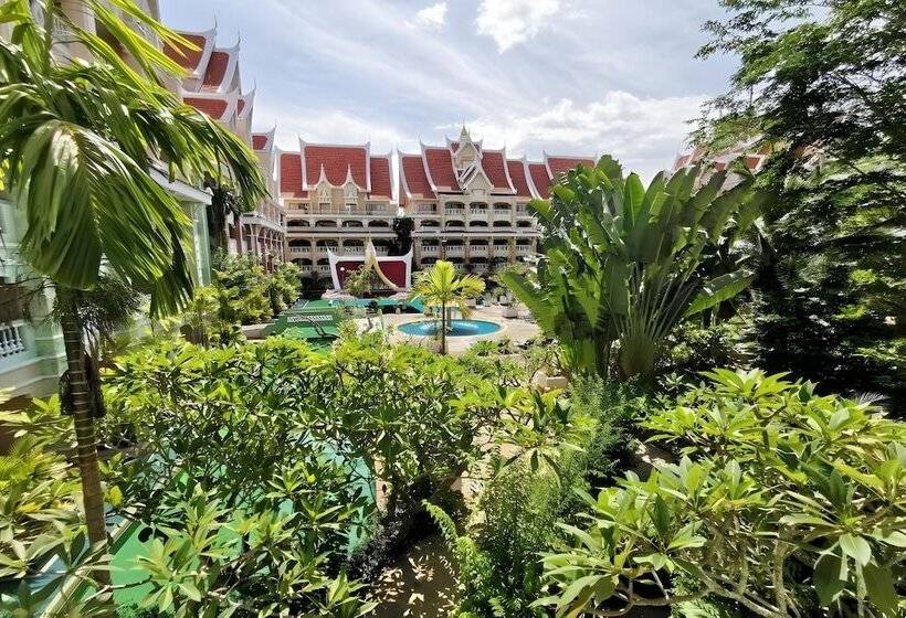 اتاق لوکس با چشم‌انداز استخر, Ayodhaya Palace Beach Resort Krabi