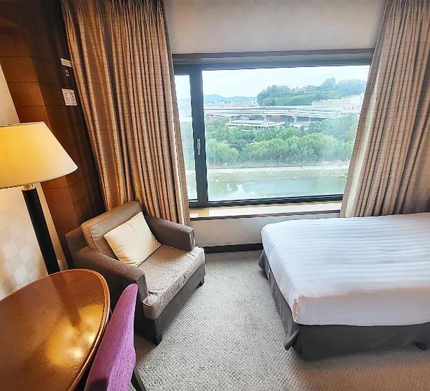 اتاق لوکس, Niagara