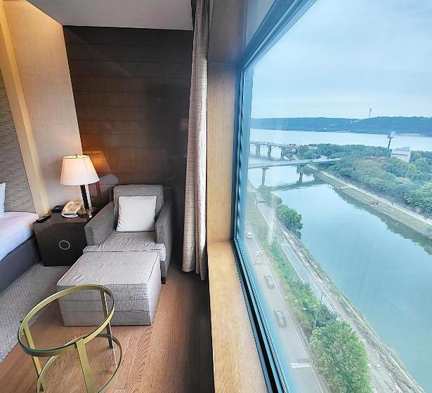 اتاق کلاس بیزنس, Niagara