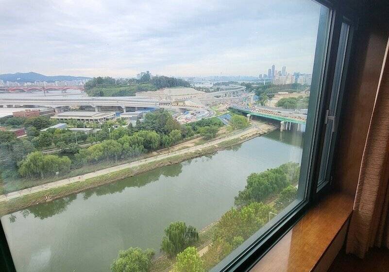 اتاق لوکس, Niagara