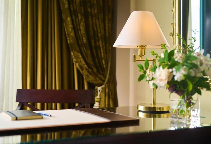 Полулюкс с Балконом, Castlemartyr Resort
