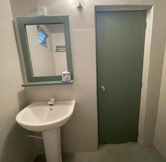 标准三人间外部浴室, Hawara Coliving Midigama