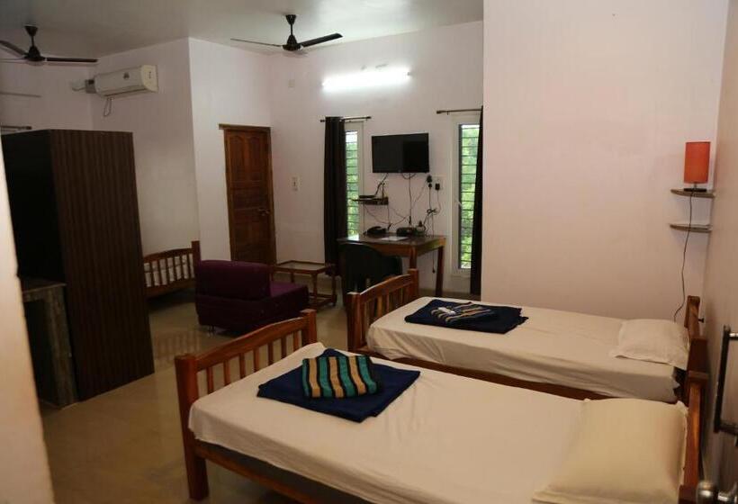 اتاق استاندارد چهارنفره با بالکن, Blissful Haven Art House   Near Entrance To Auroville