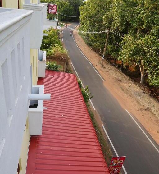 اتاق لوکس خانوادگی, Blissful Haven Art House   Near Entrance To Auroville