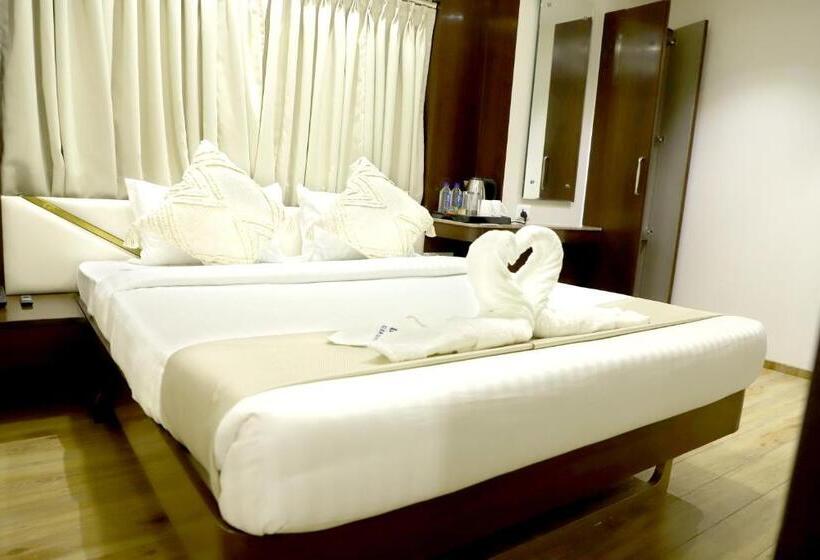 디럭스 룸, Grand Girdhar
