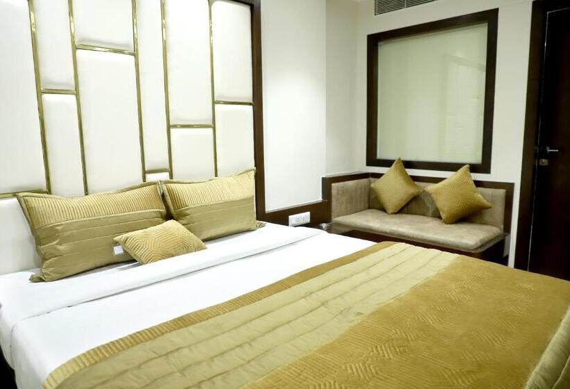 스탠다드 룸 킹사이즈 침대, Grand Girdhar