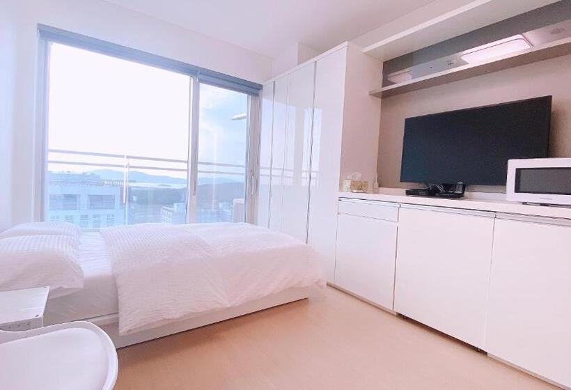 اتاق لوکس با بالکن و چشم‌انداز دریا, Shine Hotel Incheon Airport