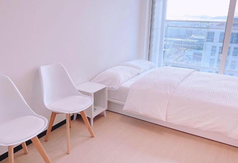 اتاق لوکس با بالکن و چشم‌انداز دریا, Shine Hotel Incheon Airport