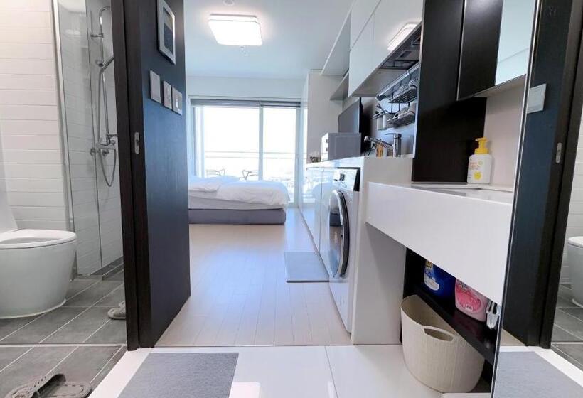اتاق لوکس با بالکن و چشم‌انداز دریا, Shine Hotel Incheon Airport