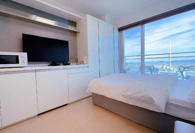 اتاق لوکس با بالکن و چشم‌انداز دریا, Shine Hotel Incheon Airport