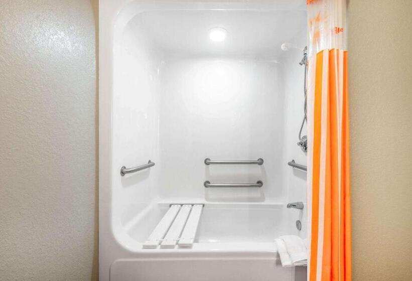 Номер Стандарт Адаптированный для Инвалидов, La Quinta Inn & Suites By Wyndham St. Petersburg Northeast