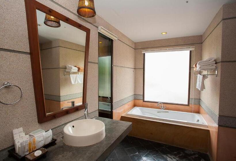 اتاق لوکس با چشم‌انداز استخر, Railay Village Resort