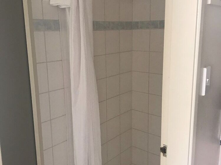 스탠다드 스튜디오, Geneva Motor Lodge