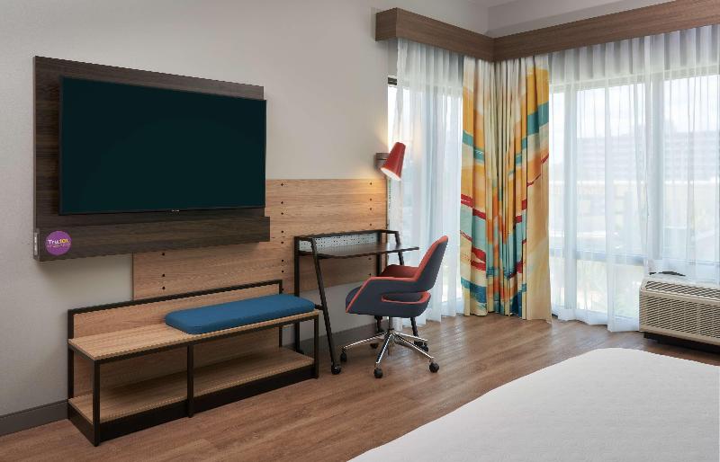 장애인을 위한 킹사이즈 침대 스탠다드 룸, Tru By Hilton Pompano Beach Pier