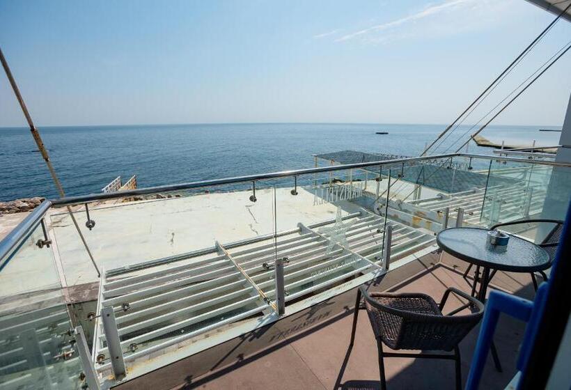 اتاق لوکس با چشم‌انداز دریا, Marine Residence