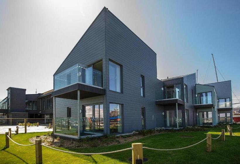 Семейный Номер, The Salt Lodge