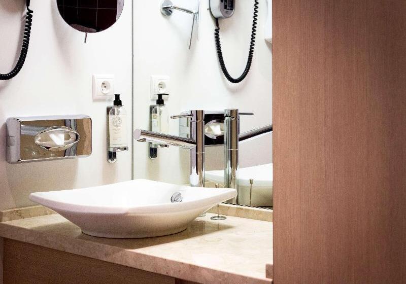 اتاق استاندارد با تخت دو نفره بزرگ, Best Western Plus Hôtel Vannes Centre Ville