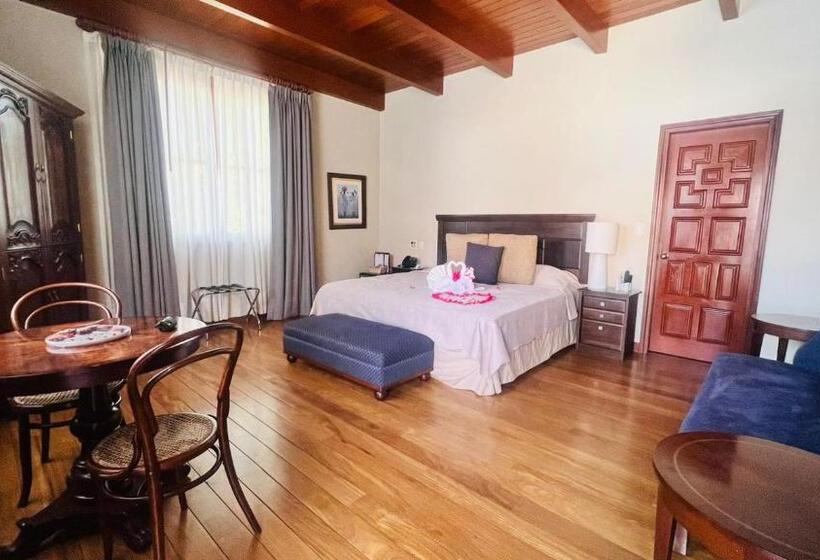 سوییت جونیور با چشم‌انداز استخر, & Hacienda La Caravedo