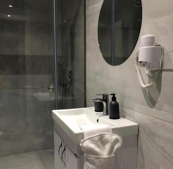 バルコニー付きスタンダードルーム, New Prishtina Luxury Rooms