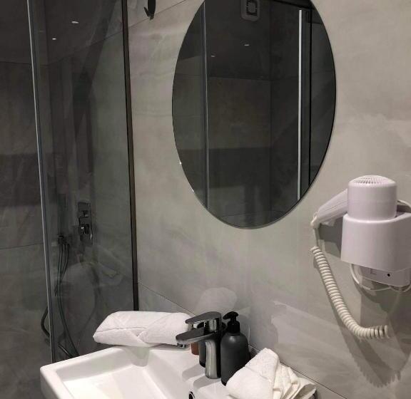バルコニー付きスタンダードルーム, New Prishtina Luxury Rooms