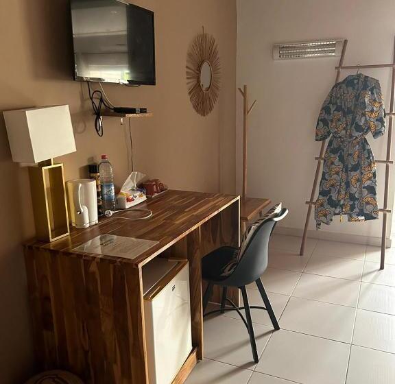 اتاق استاندارد با چشم‌انداز استخر, L'oasis Guesthouse