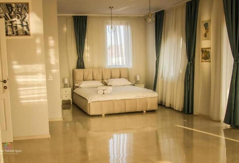سوییت لوکس, Caprice Deluxe Accomodation