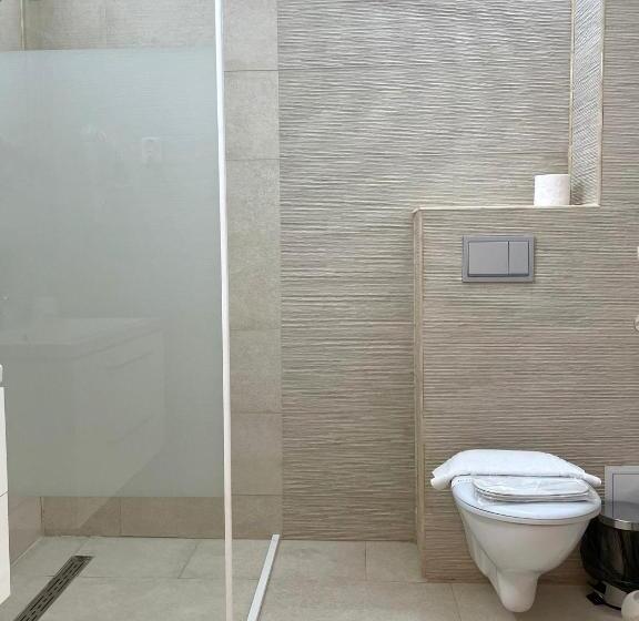 اتاق لوکس با چشم‌انداز شهر, Caprice Deluxe Accomodation