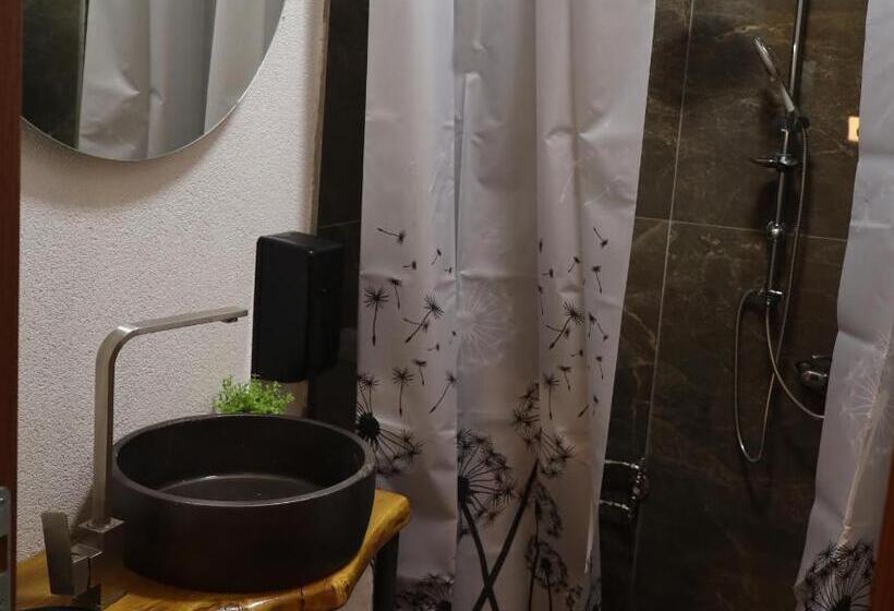 اتاق لوکس با چشم‌انداز, Mi Casa
