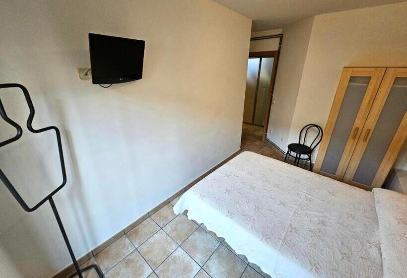 Студия Стандарт, Hostal Jp Y Estudios