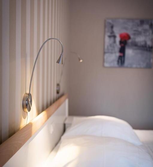 Номер Стандарт, La Reine Hôtel, City Centre