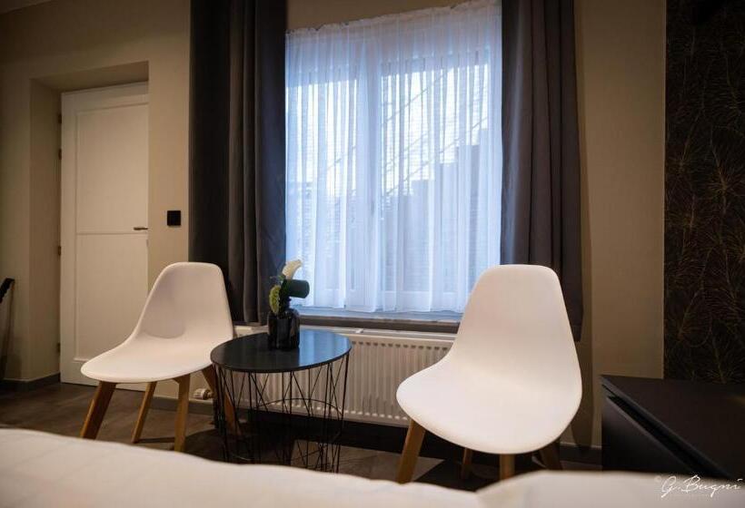 Четырехместный Номер Стандарт, La Reine Hôtel, City Centre