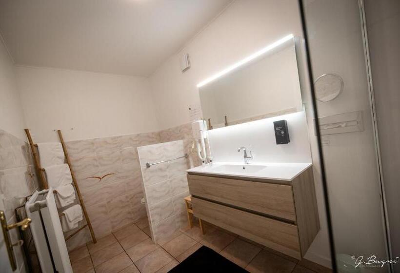 Четырехместный Номер Стандарт, La Reine Hôtel, City Centre