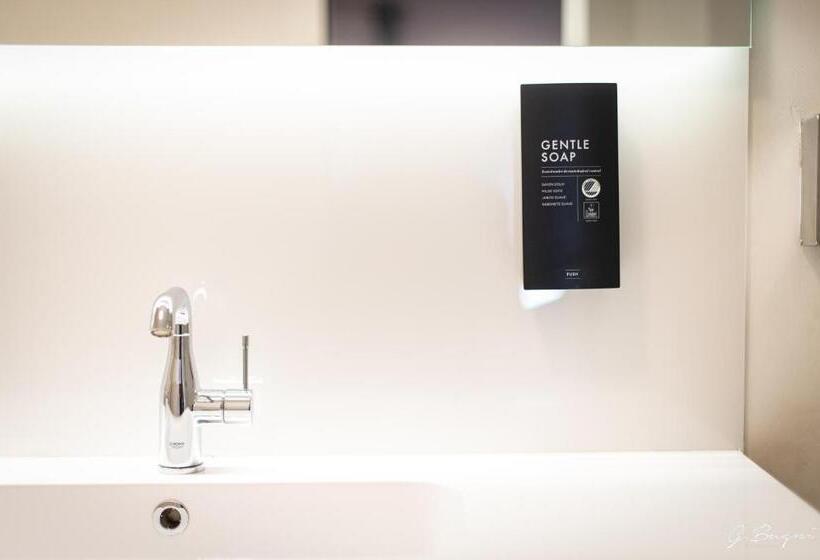 Номер Superior, La Reine Hôtel, City Centre