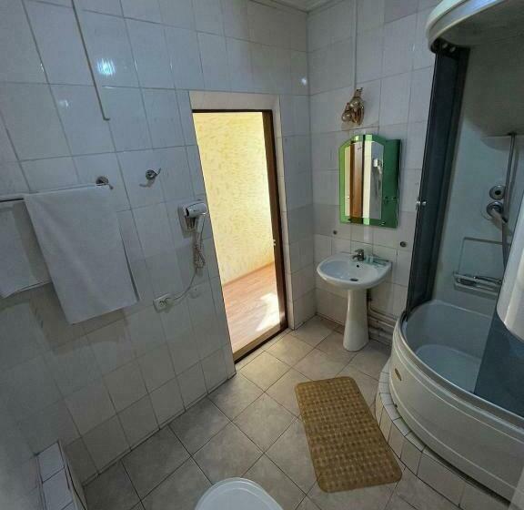اتاق لوکس چهار تخته, Akzhol Hotel Almaty
