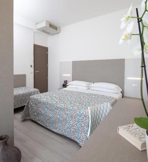 Quarto Triplo Estandar com Sacada, Sole