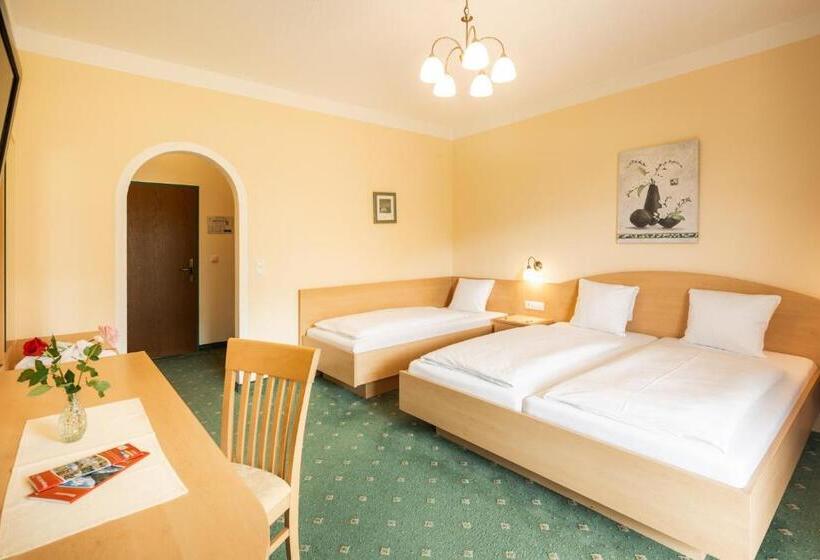 Номер Стандарт Трехместный, Landhotel Stofflerwirt