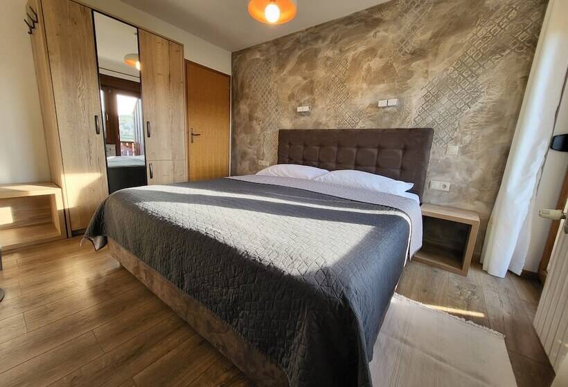 اتاق استاندارد سه نفره, House Tina